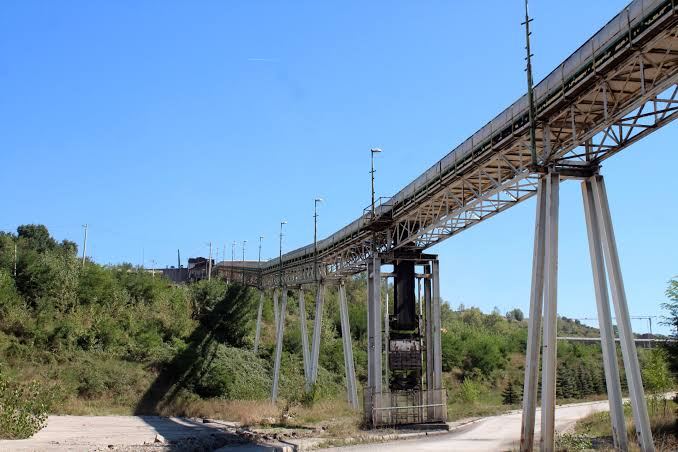 The conveyor bridge supported on tall steel pylons